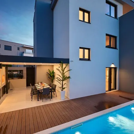 Luxury One In With Heated Pool *