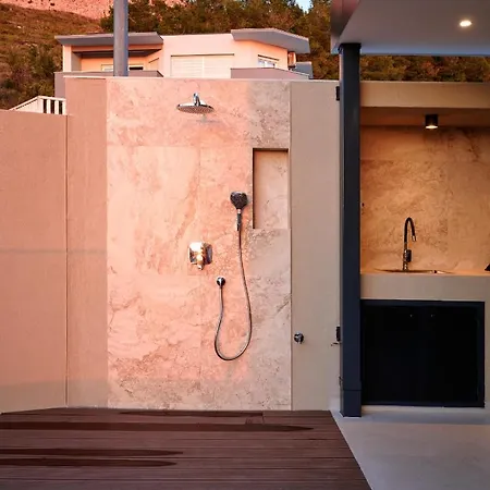 Luxury One In With Heated Pool וילה