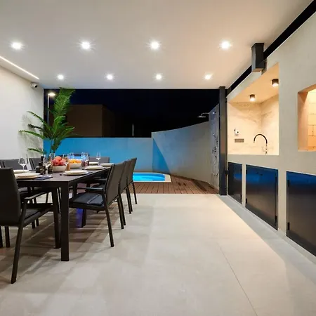 וילה Luxury One In With Heated Pool