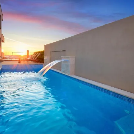 Luxury One In With Heated Pool וילה