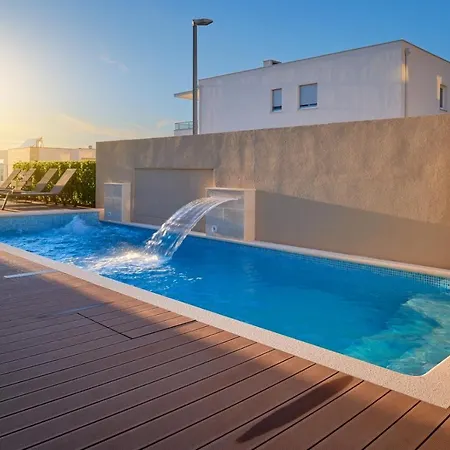 Luxury One In With Heated Pool スプリト