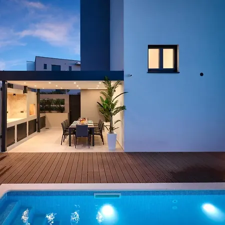 Luxury One In With Heated Pool * ספליט