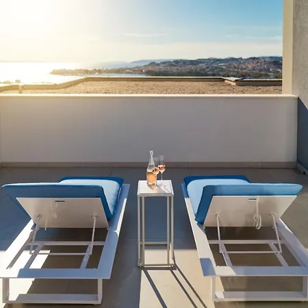 Luxury One In With Heated Pool Split
