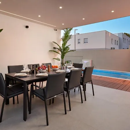 Villa Luxury One In With Heated Pool *
